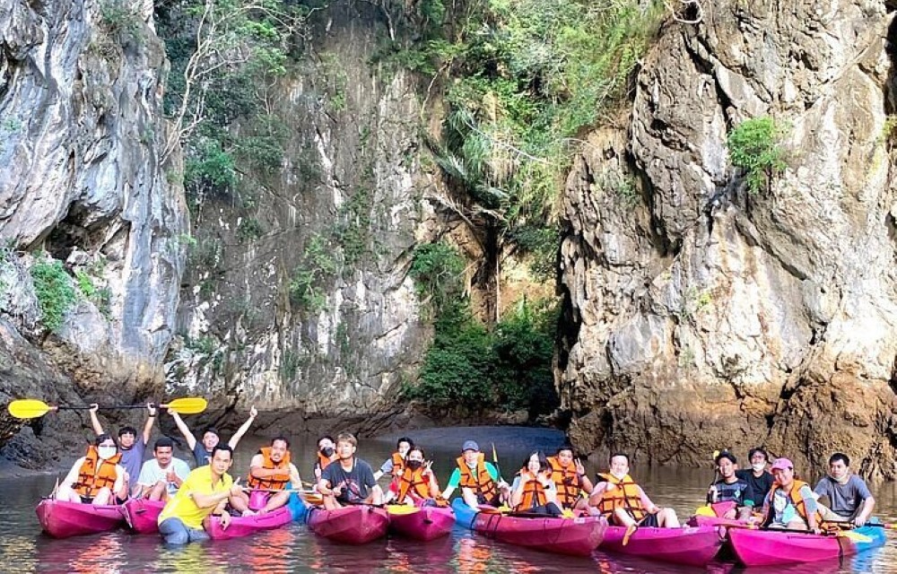 Melina's monkey house and whale bar Attraction Pictures