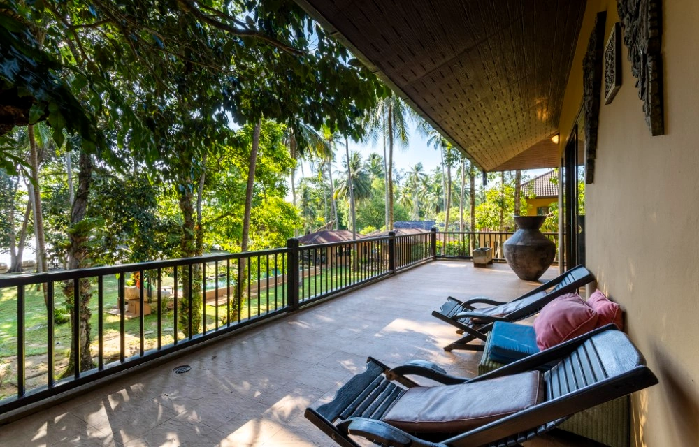 Melina's monkey house and whale bar Slider Pictures