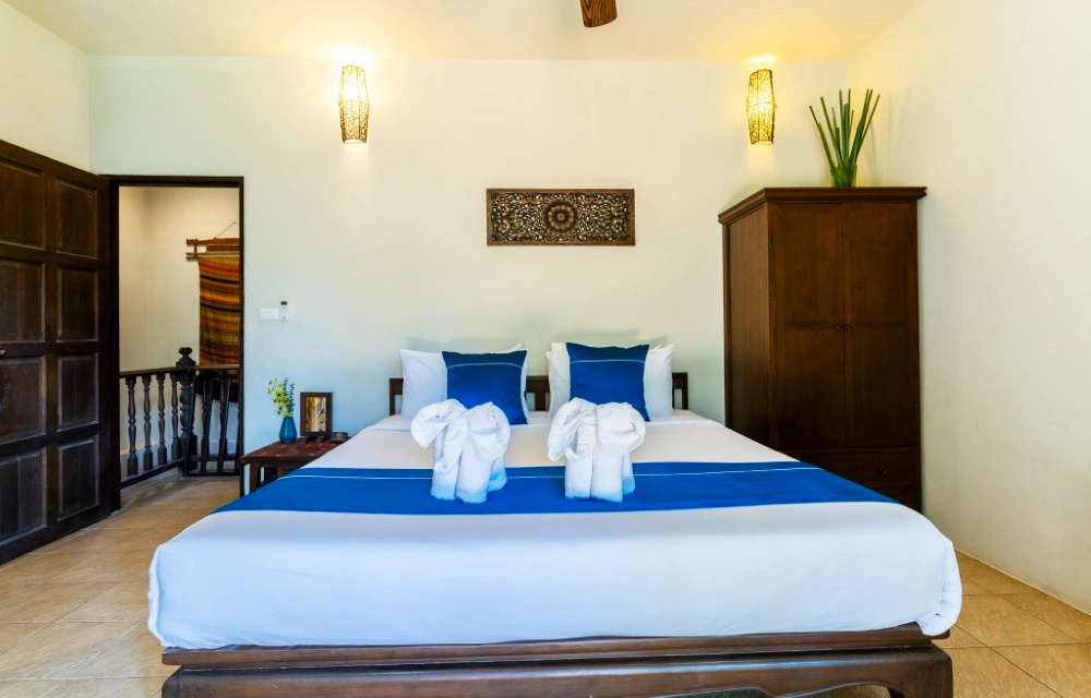 Melina's monkey house and whale bar Slider Pictures